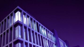natt arkitektur - byggnad med glas Fasad. modern byggnad i företag distrikt. begrepp av ekonomi, finansiell. Foto av kommersiell kontor byggnad exteriör. abstrakt bild av kontor byggnad