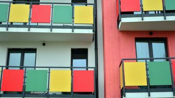 villa och lägenhet byggnad med symmetrisk modern arkitektur i de stad stadens centrum. foto