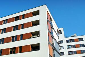 modern lägenhet byggnad i solig dag. exteriör, bostads- hus Fasad. foto