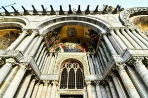 de Fasad av de katedral av san marco i Venedig foto