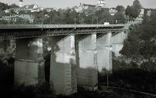 gammal bro svart och vit bakgrund foto