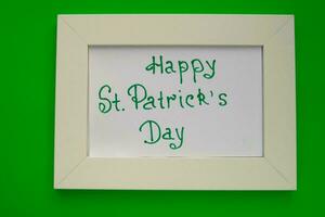 st. Patricks dag firande, festlig irländsk Semester med grön bakgrund, begrepp av vitklöver tradition i Mars festival foto