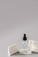 en transparent kosmetisk flaska med en dropper med en naturlig produkt för de vård av känslig ansiktsbehandling hud. lyft effekt. blekning. vertikal se. foto