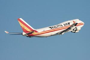 hong kong, Kina, 2013 - kalitta luft boeing 747-400 n745ck frakt plan avresa och ta av på hong kong chek knä kok flygplats foto