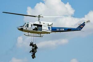 cakovec, kroatien, 2018 - regering polis helikopter på flygplats och flygfält. rotorfarkoster. allmän flyg industri. polis verktyg transport. luft transport. flyga och flygande. foto