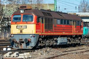 budapest, Ungern, 2022 - mav ungerska stat järnvägar lokomotiv tåg på station. järnväg transport och frakt. internationell tåg transport. foto