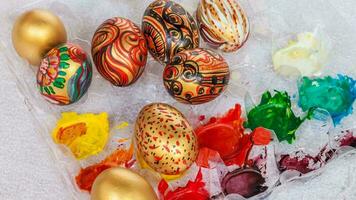 färgrik påsk ägg. vibrerande, festlig Semester dekorationer symboliserar vår firande och traditionell utsmyckad mönster foto