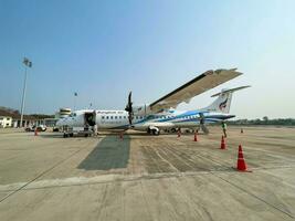 lampang stad, th, 2022 - små propeller plan av bangkok luft med jord officer på de lampang flygplats. foto