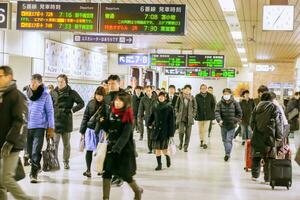 supporo stad, jp, 2018 - japansk människor trängsel i de metro station av de arbetsdag morgon, bekant bild i de länder den där konkurrera i de topp av de värld. foto