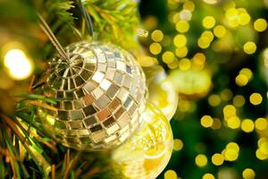 kristall boll och gyllene jul bollar dekorerad på tall träd på jul dag med suddigt bakgrund och bokeh av jul belysning. foto