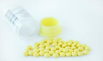 medicin bakgrund med gul piller foto