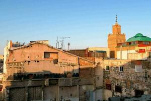 de gammal stad av marrakech, med en moské i de bakgrund foto