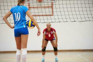 kvinnor spelar volleyboll foto