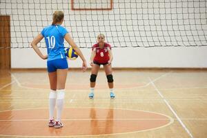 kvinnor spelar volleyboll foto