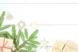 jul trä- bakgrund med ornament, gåvor, gran och leksaker foto