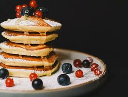 pannkakor med frukt och honung foto