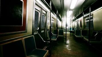 ett tömma tunnelbana bil i en vagt belyst underjordisk station foto