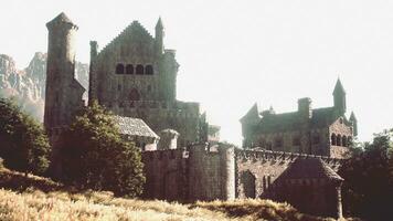 skön Drönare se av de gammal slott med parkera på de kulle foto