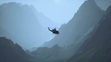 en helikopter är flygande över en berg räckvidd foto