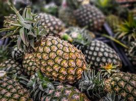 mycket ananasfruktbakgrund, tropiska frukter till salu foto