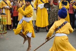 delhi, Indien, oktober 2, 2023 - sikher visa gatka och krigisk konst under årlig nagar kirtan, traditionell, procession på konto av födelsedag av guru nanak dev ji, nagar kirtan i öst delhi område foto