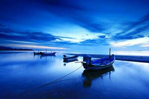 fiske båtar parkerad på de strand efter de storm på sväng wua laen strand, saphli i chumphon provins, thailand foto