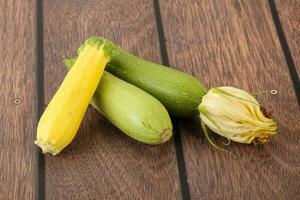 rå bebis organisk zucchini högen foto