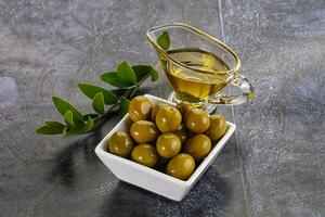mogen gott grön oliver med gren foto