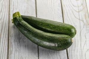 rå ung små grön zucchini foto