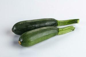 skivad rå ung grön zucchini foto