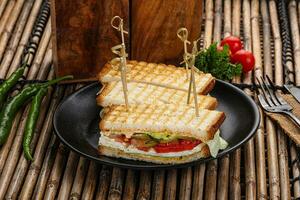 grillad smörgås med ost och tomat foto