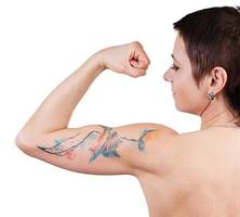 kvinna med en tatuering som visar biceps foto