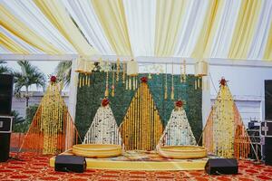 en enkel och skön dekoration för en indisk bröllop haldi ceremoni foto