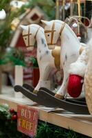 närbild se av de trä- gungande hästar dekoration försäljning på de jul marknadsföra. foto