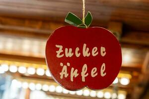 ett äpple tecken med de tysk ord socker äpple foto