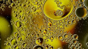 abstrakt färgrik mat olja droppar bubblor och sfärer strömmande på vatten yta foto