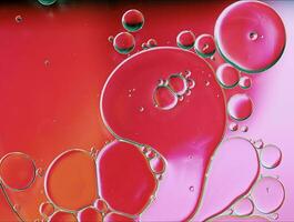 abstrakt färgrik mat olja droppar bubblor och sfärer strömmande på vatten yta foto