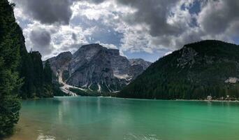 lago di braies sjö dolomiter Italien foto