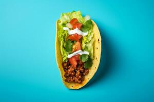 tacos med kött och grönsaker på en blå bakgrund foto