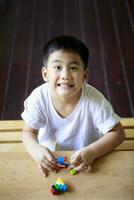 asiatisk barn spelar unge leksak på Hem levande rum foto