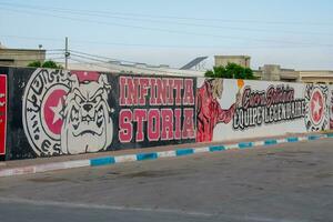 6.11.23 el jem, tunisien gata konst politisk graffiti på väggar i stad av el jem tunisien foto