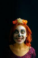 ung kvinna i dagen för den döda masken skalle ansikte konst. foto
