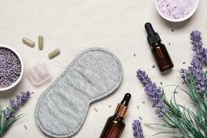 sömn mask och lavendel- Produkter för friska sömn på textil- bakgrund. friska natt sömn begrepp foto