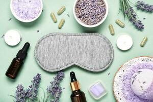 sömn mask och lavendel- Produkter för friska sömn på textil- bakgrund. friska natt sömn begrepp foto