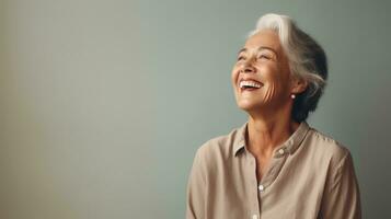 ai genererad Lycklig senior kvinna på de minimalistisk bakgrund foto