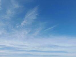 skön vit moln på djup blå himmel bakgrund. stor ljus mjuk fluffig moln är omslag de hel blå himmel. skys på lombok ö, indonesien foto