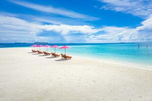 Fantastisk antenn se av paradis strand landskap med solstolar och rosa paraplyer stänga till Fantastisk tropisk hav. vit sand och blå kristall klar hav för lyx sommar semester Semester baner bakgrund foto