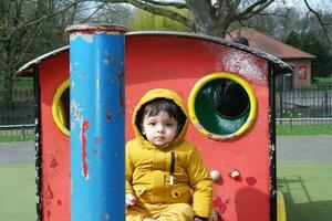 söt asiatisk pakistansk bebis ahmed mustafain haider är njuter de skön solig dag på wardown offentlig parkera av luton stad av England Storbritannien. bild var fångad på 03 april 2023 foto