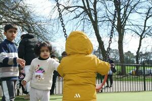 söt asiatisk pakistansk bebis ahmed mustafain haider är njuter de skön solig dag på wardown offentlig parkera av luton stad av England Storbritannien. bild var fångad på 03 april 2023 foto