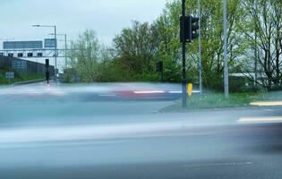 brittiskt väg och trafik under kväll på luton stad av England Storbritannien. april 26:e, 2023 foto